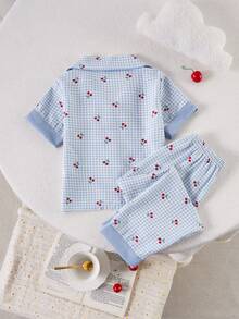 Pijama infantil feminino de duas peças, elegante e charmoso, com estampa xadrez azul-clara e branca, além de delicadas cerejas vermelhas e laços. Este pijama para bebês e meninas apresenta um casaquinho de manga curta com gola lapela e calça comprida, confeccionado em tecido macio para uma experiência aconchegante e casual na primavera e no outono. - Multicolorido - Ver 2