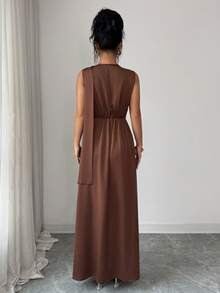 SHEIN Elenzya 女士咖啡棕色系带拼接领无袖收腰褶皱A字设计优雅通勤高级缎面质感连衣裙 - 咖啡棕 - 查看 2