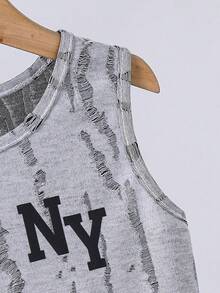 SHEIN 2件組小男孩街頭時尚破洞紋理背心與短褲套裝，NY字母印花街頭風休閒運動兩件式夏季日常穿搭 - 淺灰色 - 查看 3