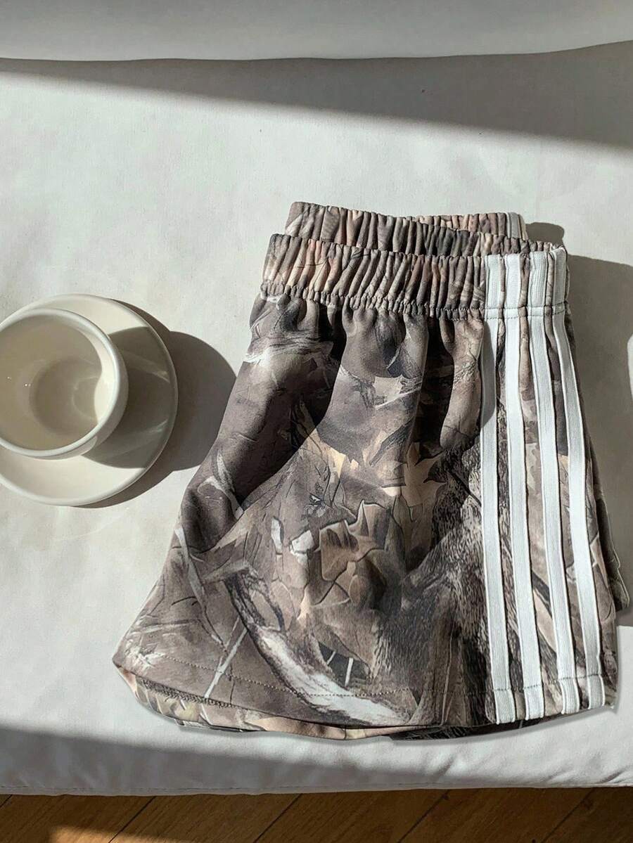SHEIN 一件式短裤,四边饰有白色条纹,经典的枯枝印花,适合外出和旅行。 - 彩色 - 查看 1
