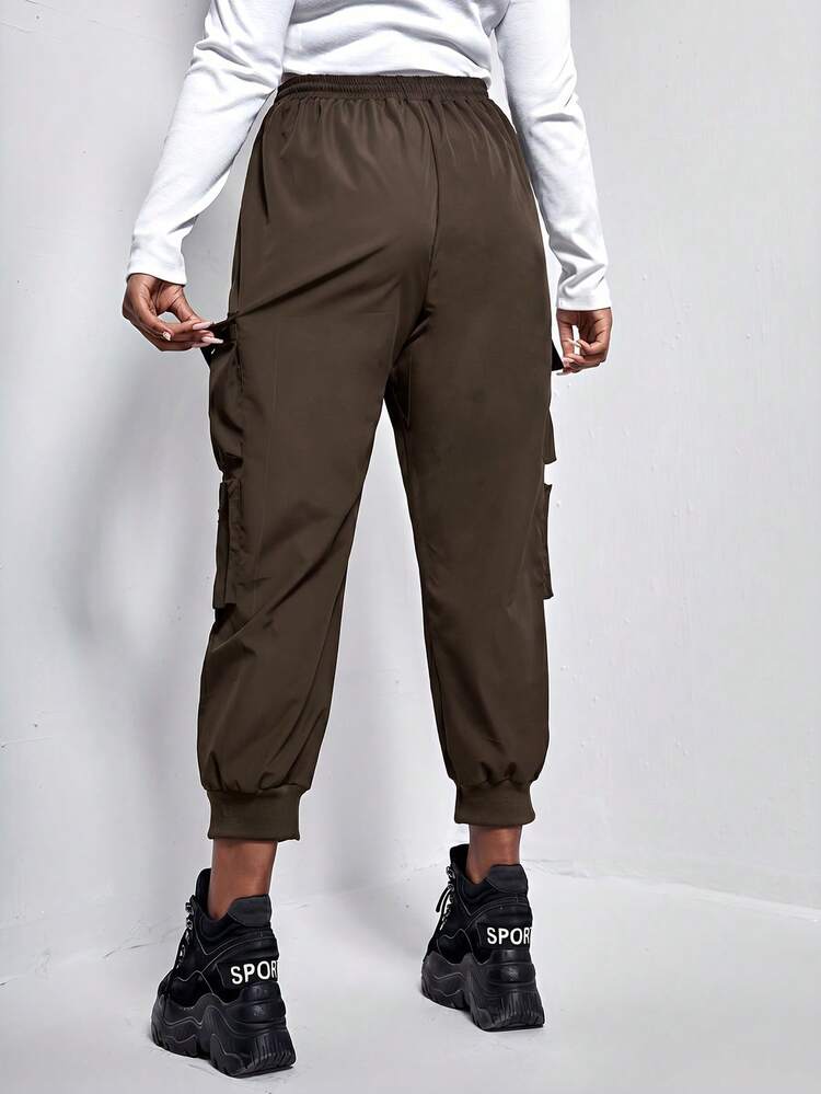 Muchica Pantalones cargo negros con bolsillo con solapa y cordón ajustable - Café integral - Añade 2