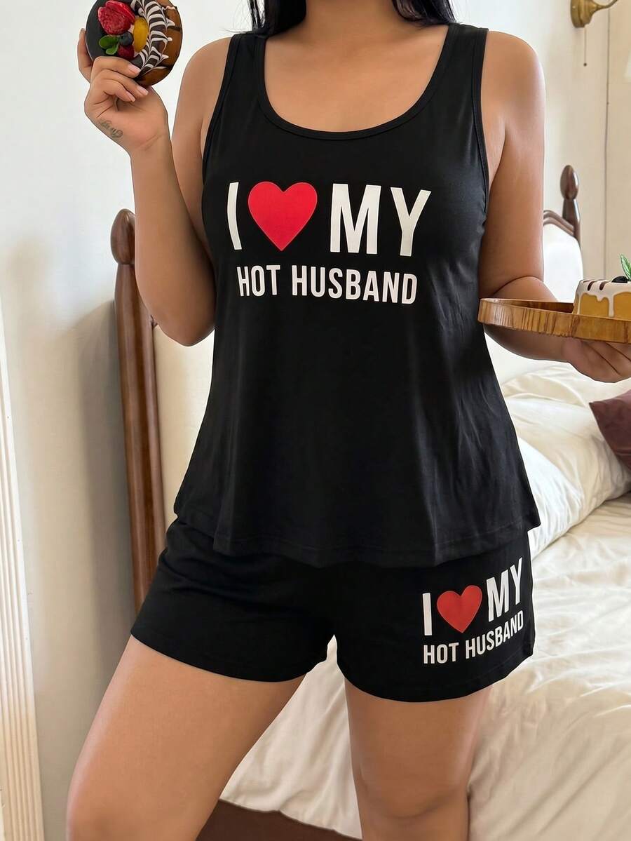 Napfluff CURVE Napfluff CURVE Bộ đồ ngủ cỡ lớn kiểu dáng thường ngày gồm áo tank top và quần short in chữ, họa tiết trái tim và khẩu hiệu. - màu đen - Xem 1