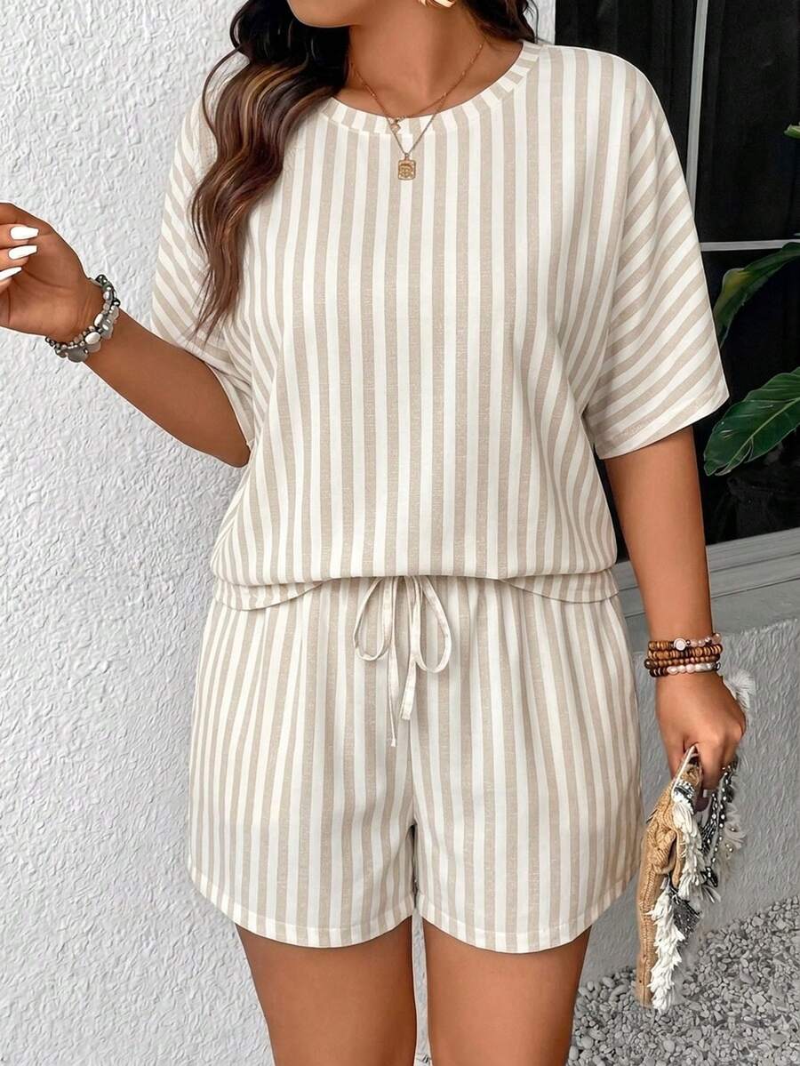 SHEIN Frenchy Bộ đồ thể thao 2 mảnh dành cho nữ cỡ lớn, gồm áo cổ tròn kẻ sọc và quần short cạp chun, kiểu dáng thường ngày. - trắng - Xem 1
