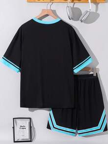SHEIN 青少年男孩 2件組休閒黑色夏季街頭風棒球運動風 67號哥德風 Chicago 文字星星印花短袖T恤與短褲套裝 - 彩色 - 查看 3