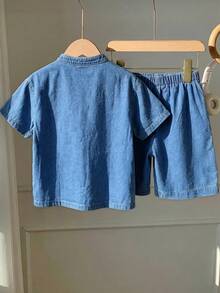 SHEIN 适合青少年男孩的时尚返校节街头服饰混搭百搭设计Y2K复古酷炫街头两件套，包括一件宽松的蓝色牛仔短袖衬衫（小立领）和一条宽松舒适的牛仔短裤，适合青少年男孩日常穿着，也适合春夏派对、节日和街头服饰。 - 藍色 - 查看 2