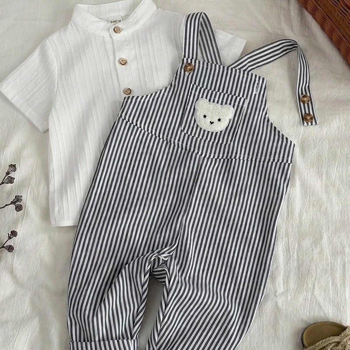 Set de 2 piezas: Peto con estampado de oso rayado y camisa de manga corta para niño pequeño