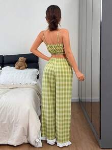 Napfluff Bộ đồ ngủ 2 món họa tiết kẻ caro tươi tắn, áo hai dây viền bèo nhún. - màu xanh lá - Xem 2