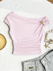 Áo kiểu lệch vai màu hồng cho bé gái tuổi teen, dáng crop top một vai (trang trí sao biển vàng), chất vải mềm mại thoải mái, thiết kế vai độc đáo + trang trí tinh tế, phù hợp cho các dịp thường nhật/sự kiện, không bó sát, dễ phối đồ, tạo nên vẻ ngoài cá tính và sành điệu cho bé gái. - Hồng - Xem 2