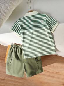 SHEIN 两件套男童夏季条纹纹理 Polo 衫和工装裤套装 - 綠色 - 查看 2