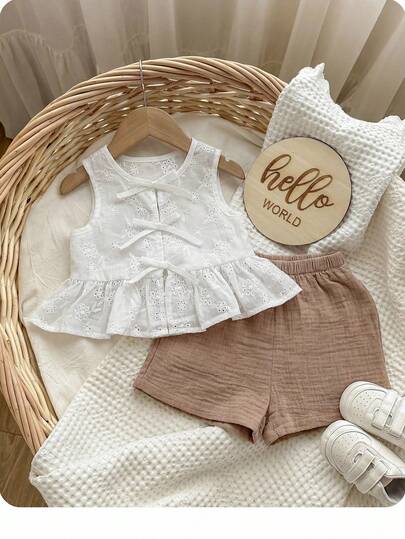 SHEIN Bộ đồ bé gái mặc thường ngày, dễ thương, đa năng, màu trắng thêu hoa gồm áo hai dây và quần short cạp chun.