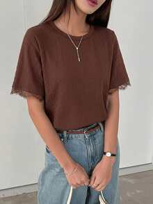 DAZY 女款夏季圓領短袖蕾絲拼接套頭休閒極簡風T恤 - 棕色 - 查看 4