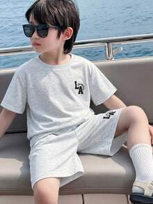 SHEIN Little Byeori 两件套儿童/青少年男童针织字母印花短袖T恤和短裤套装，休闲装，适合通勤、上学、日常穿着、运动和夏季穿着。 - 灰色 - 查看 6