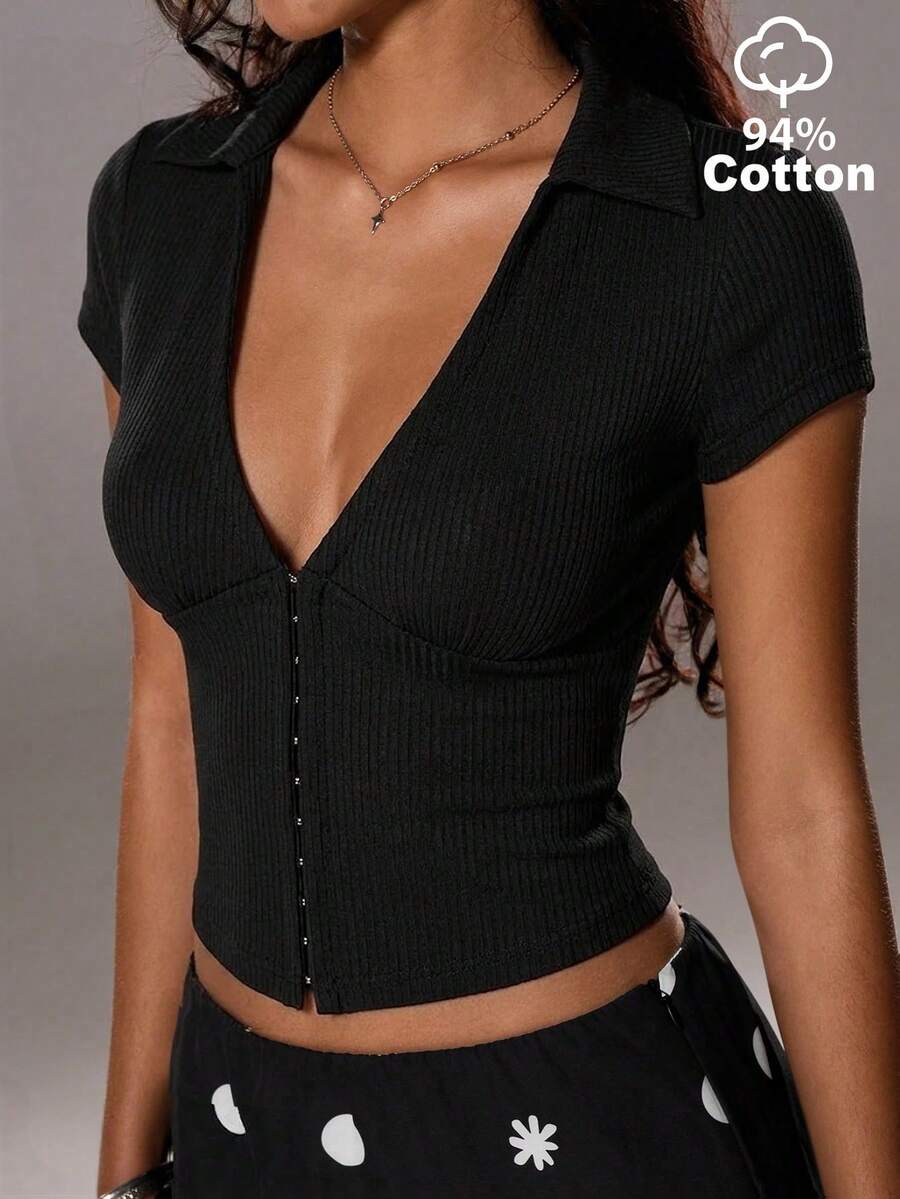 TRNVIE Camiseta de mujer de manga corta, cuello en V, ajustada, color negro, con diseño de botones, estilo elegante de unicolor, casual y versátil, para ir al trabajo, sexy - Negro - Ver 1