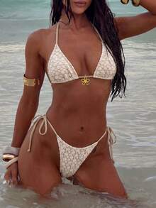 Bonvoyette Bộ bikini 2 mảnh màu mơ, chất liệu ren jacquard, kiểu cổ yếm, mặt dây chuyền kim loại hình hoa, hở lưng, buộc dây bên hông, gợi cảm dành cho nữ. - Màu be - Xem 5