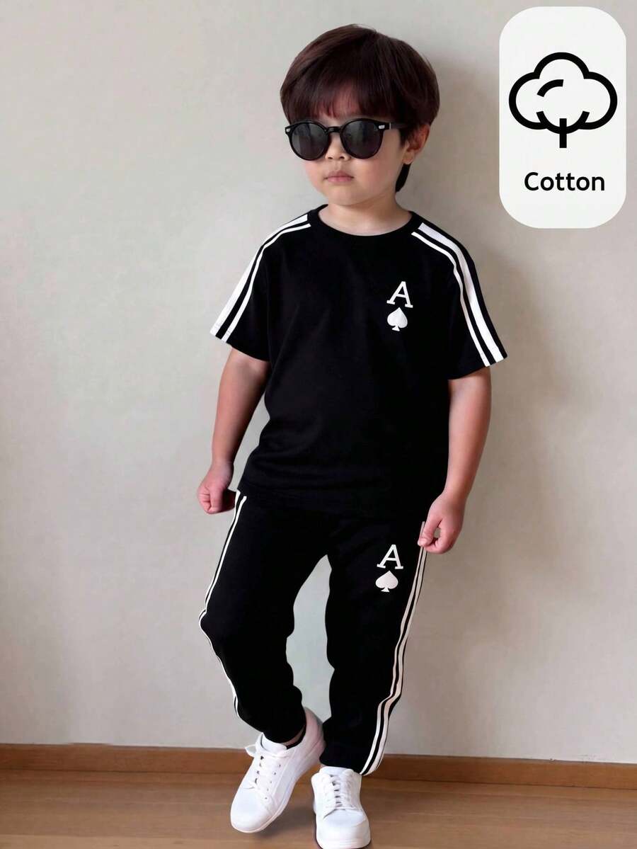 SHEIN Bộ 2 món cho bé trai gồm áo thun cổ tròn tay ngắn in chữ, phối màu tương phản, kèm áo thun cổ tròn tay ngắn in họa tiết và quần jogger. Bộ đồ thể thao mùa hè cho bé trai, áo đồng phục học sinh, quần áo đi học cho bé trai, áo thun in đen và quần jogger. - màu đen - Xem 1
