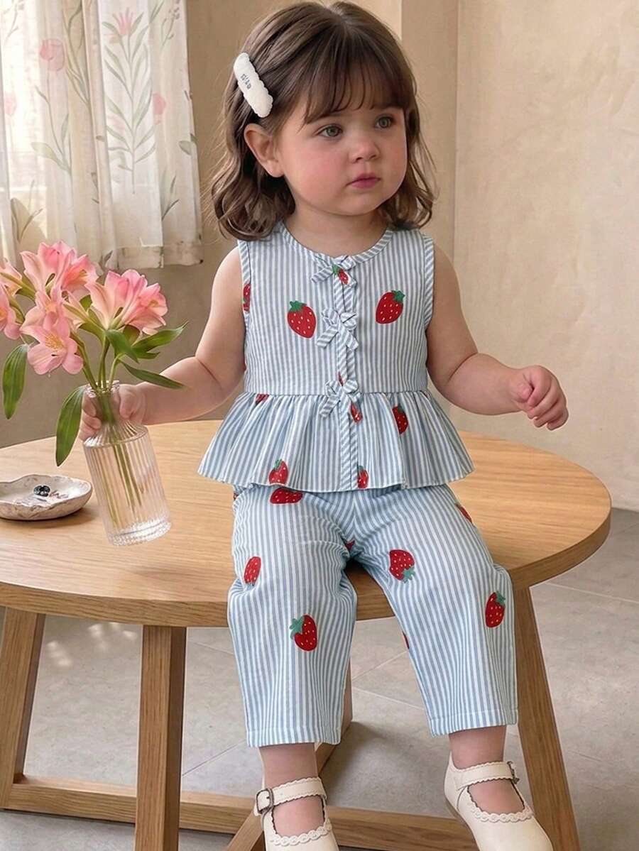 SHEIN Vintaside Kids 女婴夏季草莓印花条纹无袖荷叶边上衣和阔腿裤套装,宽松舒适,适合日常外出、休闲旅行、家庭聚会、户外玩耍和拍照。 - 藍色 - 查看 1