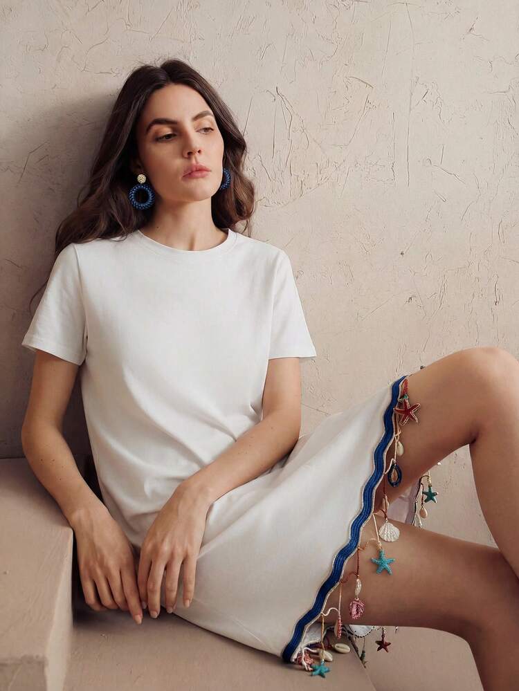 Women's Elegant Basic Round Neck Short Sleeve White T-Shirt, Classic Everyday Wear, Decorated With Tassels, Star Pendant, And Blue Trim, Fashionable T-Shirt Dress