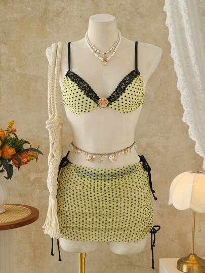 SHEIN Glamour Conjunto de 3 piezas de traje de baño de verano para mujer, top de lunares amarillos con adorno de encaje negro y concha, Bottom de natación con lazos laterales y falda de malla con cordón, traje de baño dulce y lindo para playa/piscina de vacaciones