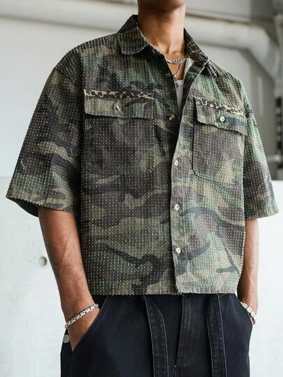 Manfinity EMRG Camisa de manga corta de mezclilla con estilo casual de calle, de bolsillos múltiples y camuflaje de ganchillo para hombres
