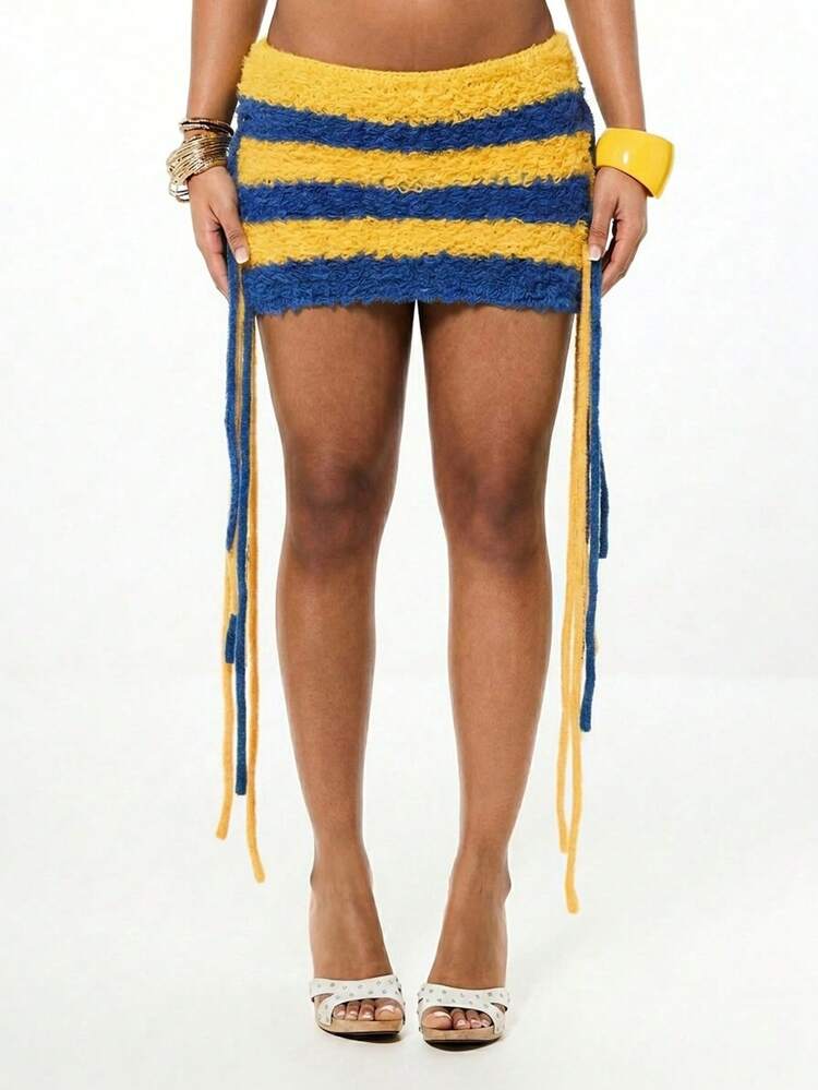 SUMWON WOMEN Minifalda con flecos y detalles de borlas a rayas de ganchillo, estilo boho asimétrico, prenda de verano para cubrir la playa