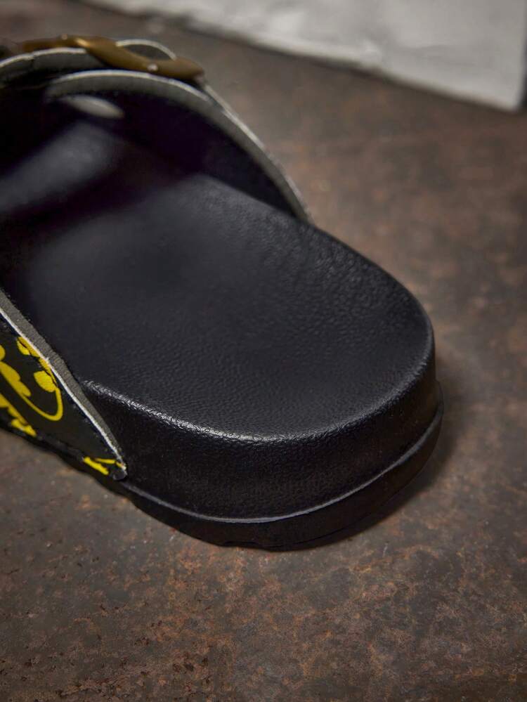 BATMAN X SHEIN Dép trẻ em hoạt hình, thoáng khí và nhanh khô, chất liệu EVA nhẹ và bền, thích hợp cho bé trai mang trong nhà và ngoài trời, phòng tắm, sân chơi, hồ bơi, bãi biển, dép đi trong nhà tắm. - màu đen - Xem 7