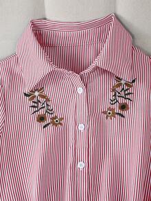 Franclia Bộ jumpsuit nữ mùa xuân/hè kiểu Pháp thanh lịch tối giản, tay ngắn, cổ ve lật, thêu họa tiết, thắt lưng, dáng lửng, màu xanh sọc, phong cách thường ngày. - Đỏ - Xem 5