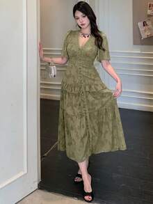DAZY 女士优雅花卉纹理蕾丝拼接V领花瓣袖中长连衣裙，夏季 - 軍綠色 - 查看 4