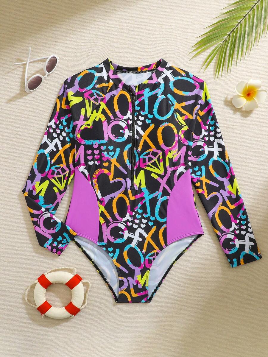 SHEIN 1 pezzo Costume da bagno intero con maniche lunghe, con stampa di cuori viola e graffiti, per ragazze adolescenti, elegante e casual, adatto per nuotare, vacanze, estate (stampa casuale) - Multicolore - Visualizzare 1