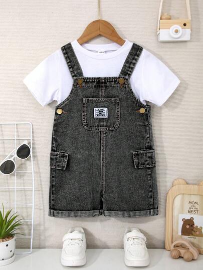 Mirajuku Quần yếm denim cho bé trai năm 2026, kiểu dáng thời trang mùa hè, màu đen và xám bạc, thiết kế túi vá, dáng suông rộng, chất liệu denim mềm nhẹ, thoải mái và thân thiện với da, món đồ không thể thiếu cho các bé trai sành điệu, phong cách tối giản phù hợp cho mùa hè, thích hợp mặc hàng ngày, chụp ảnh, đi chơi, dự tiệc, lễ hội âm nhạc, kỳ nghỉ và nhiều dịp khác.