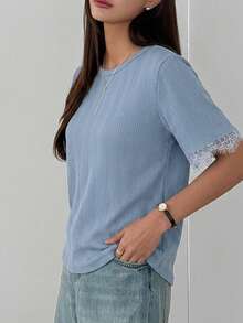 DAZY 女款夏季圓領短袖蕾絲拼接套頭休閒極簡風T恤 - 藍色 - 查看 3