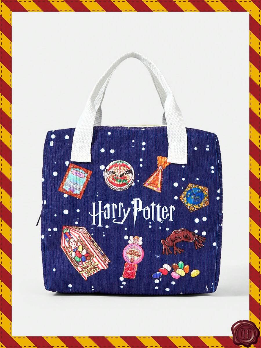 HARRY POTTER X SHEIN 一款神奇的零食套装印花保温午餐包,用途广泛,容量大,超轻便携,经久耐用,实用百搭,美观大方,风格时尚,简约休闲风、仿古风、中性风、运动风、可爱风、卡通风,便携透气,经久耐用,可折叠,防尘,适合假日户外工作、办公室送礼、通勤、旅行、度假,尤其适合年轻女性和上班族。 - 零食 - 查看 1