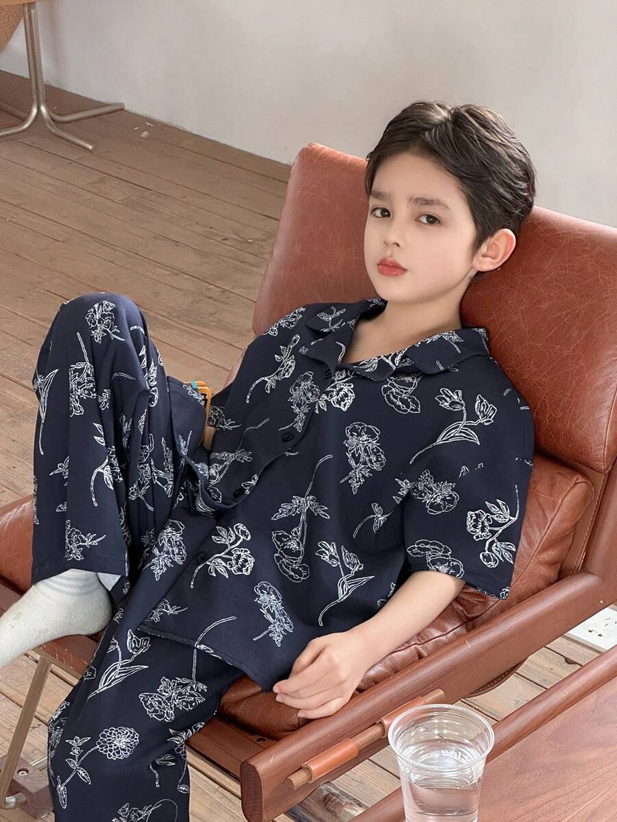 Dazy Kids Bộ đồ ngủ gồm áo sơ mi cổ bẻ in họa tiết cài cúc và quần ống đứng, thích hợp cho bé trai tuổi thiếu niên. - Màu xanh hải quân - Xem 1