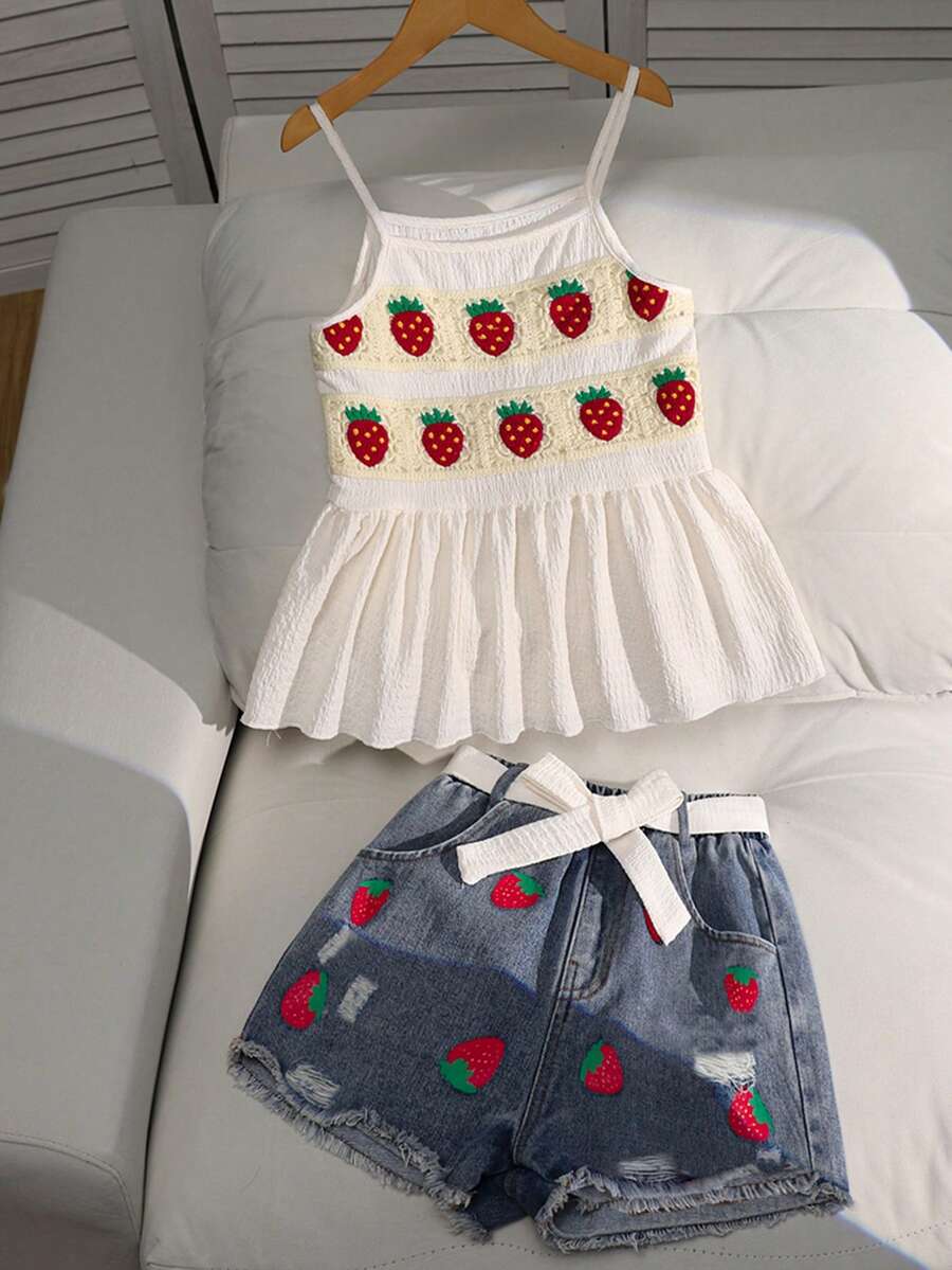 SHEIN Vintaside Kids 女童杏色休闲草莓荷叶边吊带背心和蓝色破洞牛仔短裤两件套,配格子腰带,简约时尚百搭夏季套装 - 藍色 - 查看 1