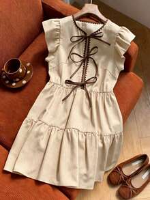 GlowEve Đầm ngắn nữ thanh lịch mùa xuân/hè màu be nhạt, chất liệu cotton đã qua xử lý, thiết kế nơ thêu họa tiết vỏ sò màu nâu tương phản, tay áo loe, dáng ôm, tôn dáng. - Màu be - Xem 5