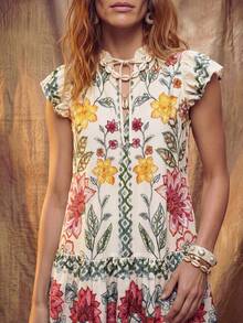 Fembélia Vestido corto con volantes en el bajo, estampado floral, primavera/verano 2026. Vestido holgado de línea A, cuello en V, manga corta - Multicolor - Ver 2
