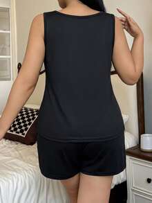 Napfluff CURVE Napfluff CURVE Bộ đồ ngủ cỡ lớn kiểu dáng thường ngày gồm áo tank top và quần short in chữ, họa tiết trái tim và khẩu hiệu. - màu đen - Xem 2