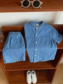 SHEIN 适合青少年男孩的时尚返校节街头服饰混搭百搭设计Y2K复古酷炫街头两件套，包括一件宽松的蓝色牛仔短袖衬衫（小立领）和一条宽松舒适的牛仔短裤，适合青少年男孩日常穿着，也适合春夏派对、节日和街头服饰。 - 藍色 - 查看 3
