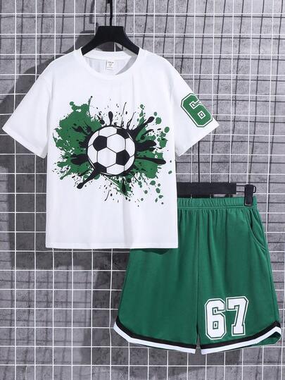 SHEIN Bộ 2 món đồ thể thao thường ngày in hình bóng đá dành cho bé trai, gồm áo thun cổ tròn tay ngắn và quần short, thích hợp cho mùa hè.