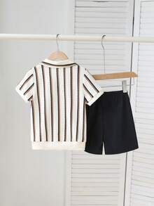 SHEIN Playful Pals 2 pièces Ensemble polo à manches courtes avec imprimé rayé et short de couleur unie pour jeune garçon - Noir - Voir 2