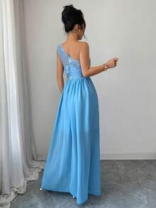 Elenzga Đầm dạ hội lệch vai màu xanh băng giá thanh lịch, họa tiết hoa thêu tinh tế kết hợp với chất liệu chiffon mềm mại, toát lên vẻ sang trọng đầy quyến rũ. - Màu xanh lam - Xem 2