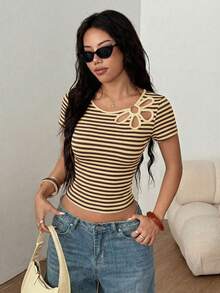 SHEIN Almamuse Áo thun nữ tay ngắn cổ tròn phối màu tương phản, họa tiết hoa khoét rỗng dễ thương, phong cách thường ngày. - Màu vàng ngỗng - Xem 6