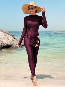 Swim Shayni Conjunto de traje de baño elegante y modesto para damas con Top de cuello redondo con cierre, diseño ceñidor de cadera fruncido, detalle de dobladillo con estrella y shorts de baño de unicolor - Rojo violeta - Ver 3