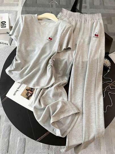 Resyla Conjunto casual de 2 piezas de top de manga corta con cuello redondo y estampado de cerezas y letras, y pantalones para mujer