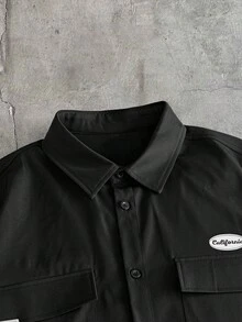 AXEPEAK Kemeja Lengan Pendek Pria Ukuran Besar dengan Cetakan Huruf dan Kantong Serbaguna - Hitam - View 4