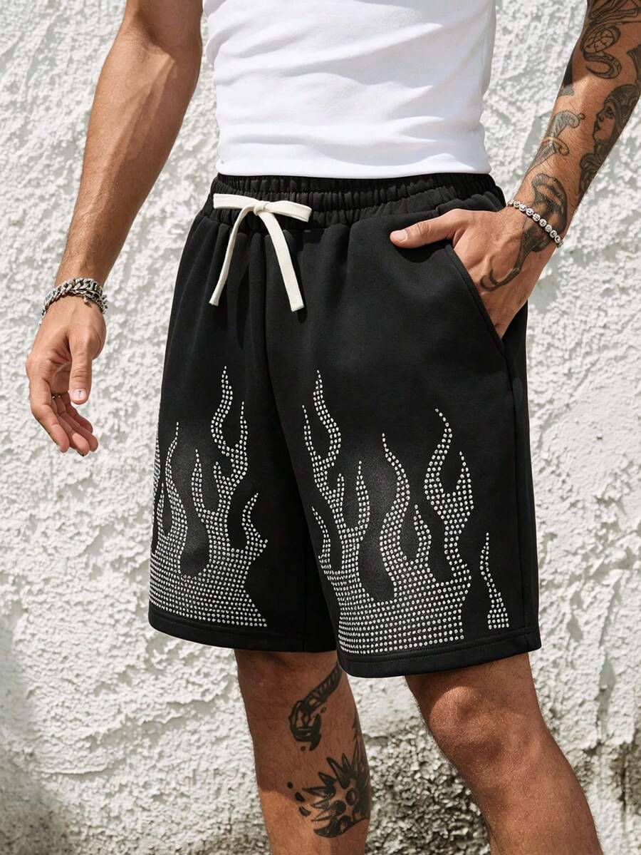 ROMWE MEN Pantalones cortos con cordón en la cintura, estampado de llamas con diamante de imitación, estilo urbano para hombres - Negro - Ver 1