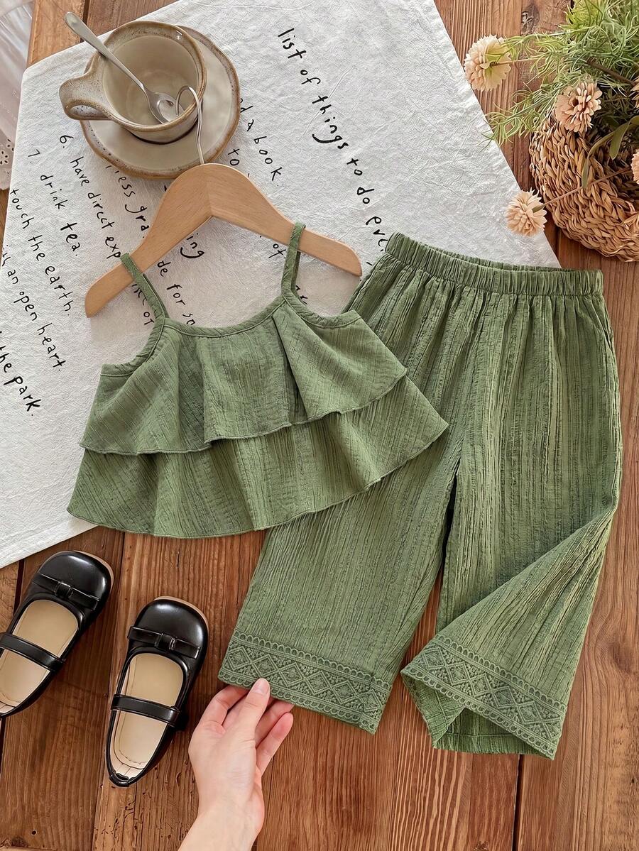 SHEIN Playful Pals 2件組 幼女鼠尾草綠夏季休閒度假波希米亞復古風 層次荷葉邊細肩帶背心上衣+寬腿蕾絲下擺長褲 柔軟兩件套 - 綠色 - 查看 1