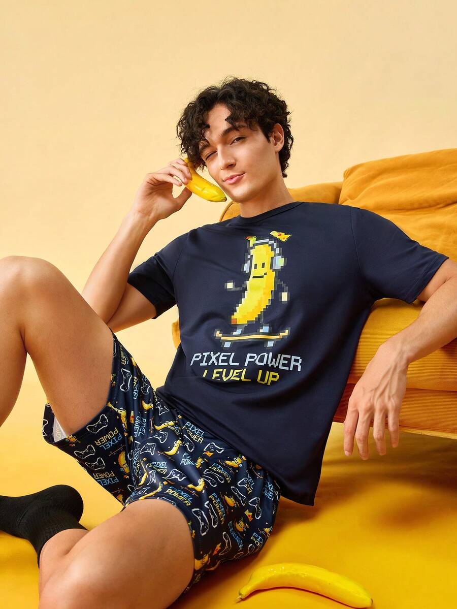 SHEIN Conjunto de pijama de verano con top de manga corta y pantalones cortos con estampado de eslogan de plátano divertido para hombres - Azul Marino - Ver 1