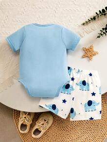 SHEIN Bộ đồ 2 món tay ngắn cho bé sơ sinh | Áo liền quần tam giác màu vàng nâu + quần short, họa tiết sư tử dễ thương, mềm mại và thoải mái, phù hợp cho mùa xuân/thu, tiệc tùng, dã ngoại và chụp ảnh. - Màu xanh nhạt - Xem 2