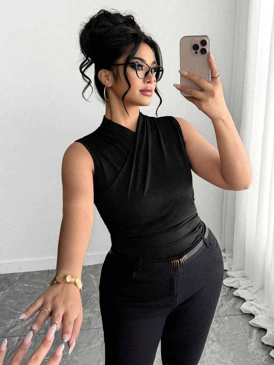 Elenzga Atasan Wanita Ukuran Besar Warna Polos Berlipit dengan Leher V Silang, Elegan untuk Berpergian - Hitam - View 1