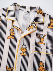 GARFIELD | SHEIN Bộ đồ ngủ nam in hình hoạt hình kẻ sọc gồm áo và quần short - Màu be - Xem 3